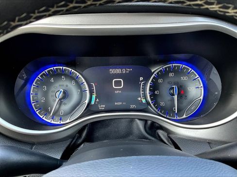 Used 2023 Chrysler Pacifica Touring-L FWD image 16