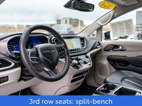 Used 2024 Chrysler Pacifica Select image 21