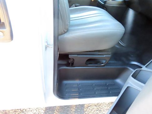 Used 2019 Chevrolet Express 3500 w/ Driver Convenience Package image 23