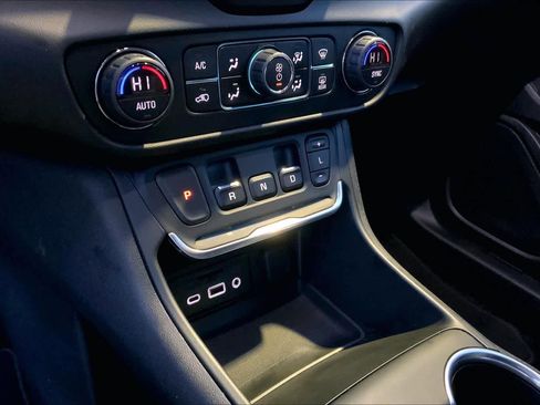 Used 2020 GMC Terrain SLT w/ Elevation Edition image 16