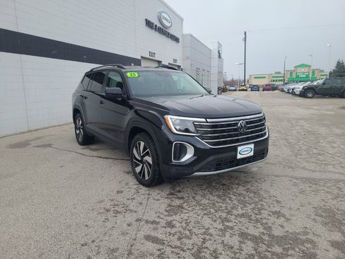 Used 2025 Volkswagen Atlas SE AWD/4WD image 9