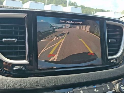 Used 2022 Chrysler Pacifica Touring-L FWD image 18