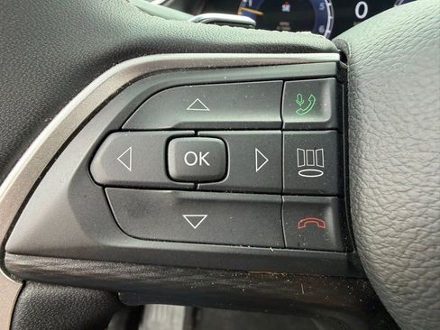 Used 2025 Jeep Grand Cherokee Altitude image 15