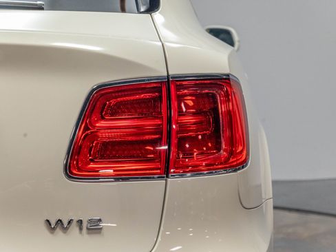 Used 2017 Bentley Bentayga AWD/4WD image 72