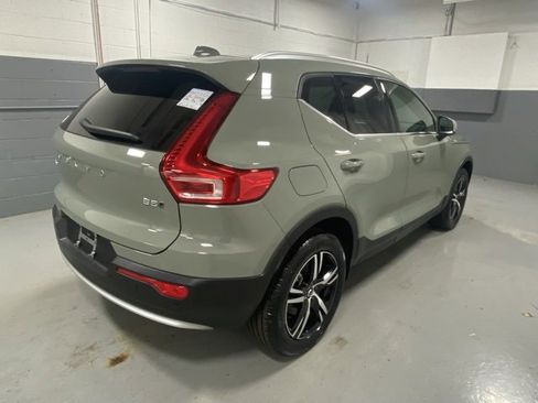 Used 2025 Volvo XC40 B5 Core image 3