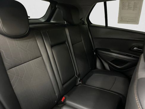 Used 2022 Chevrolet Trax LT w/ LT Convenience Package image 17