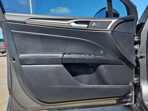 Used 2018 Ford Fusion SE w/ Fusion SE Technology Package image 12