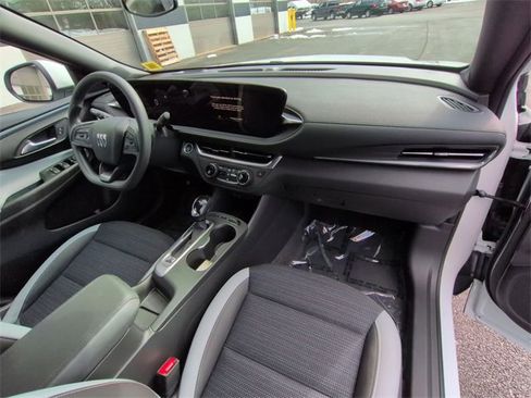 Used 2024 Buick Envista Preferred w/ Advanced Safety Package image 25