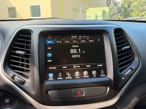 Used 2018 Jeep Cherokee Latitude Plus FWD image 11