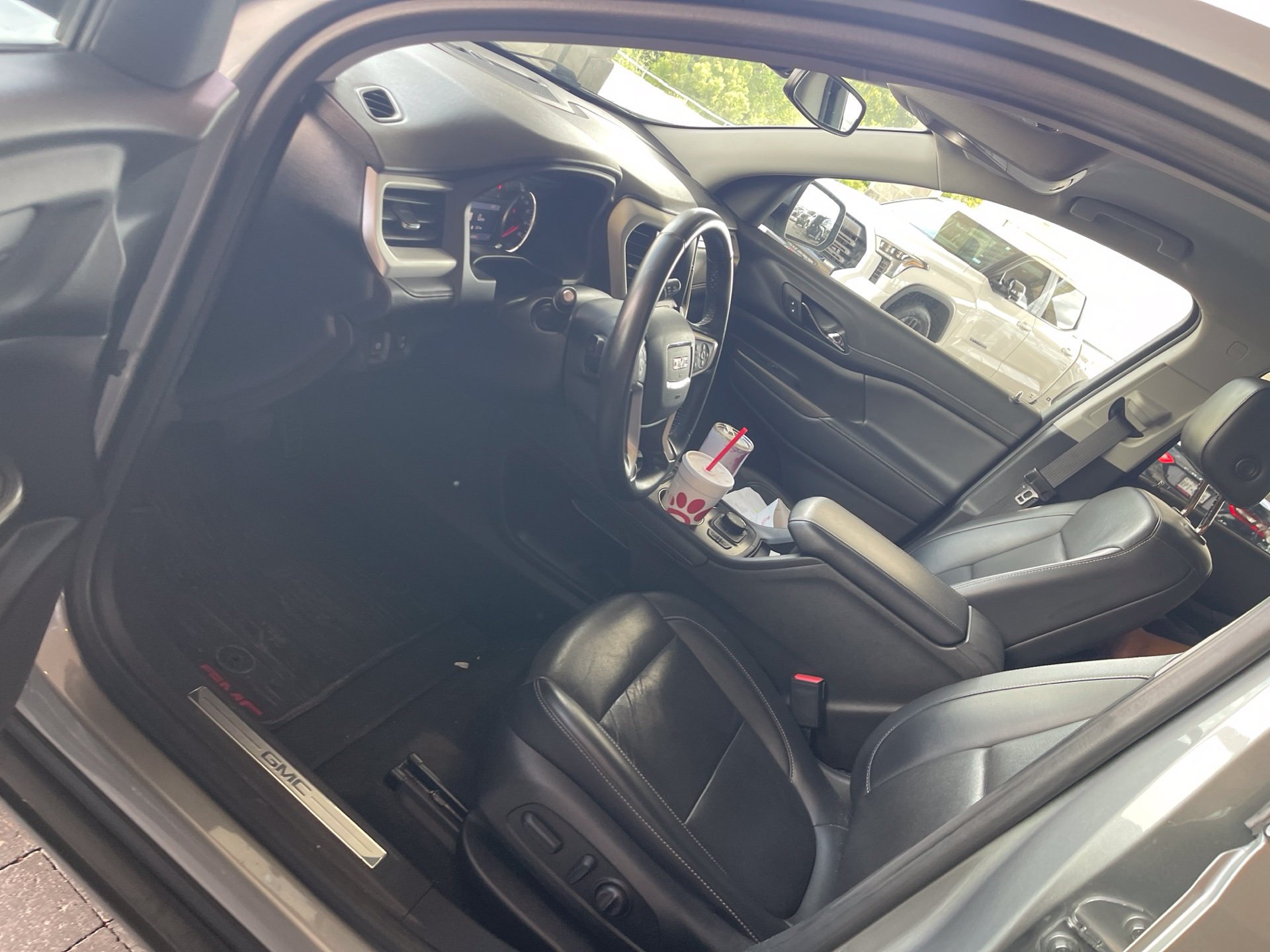 Used 2023 GMC Acadia SLT FWD image 8