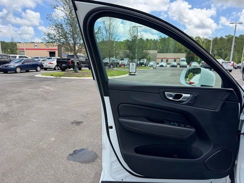Used 2023 Volvo XC60 B5 Plus image 35