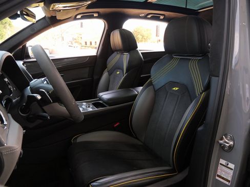 Used 2022 Bentley Bentayga image 17