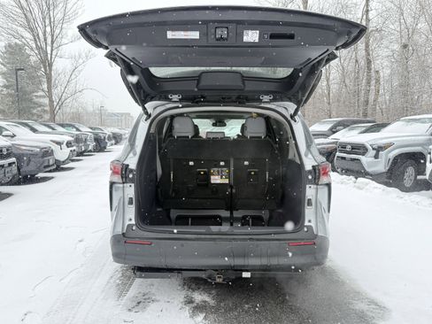 Used 2022 Toyota Sienna XLE image 32