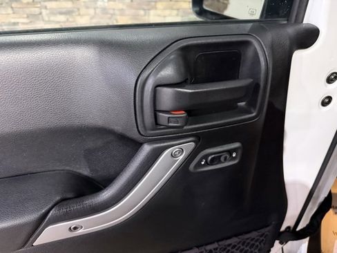 Used 2018 Jeep Wrangler Unlimited Sahara w/ Connectivity Group image 9