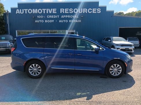 Used 2018 Chrysler Pacifica Touring-L FWD image 6