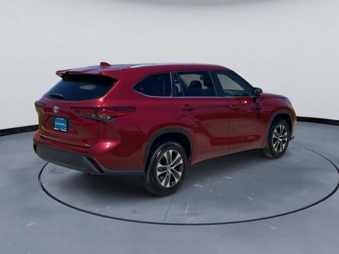 Used 2023 Toyota Highlander XLE FWD image 5