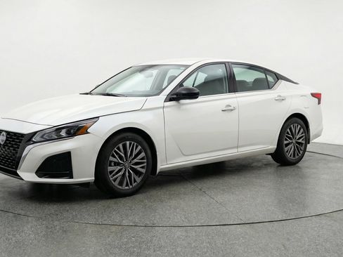 Used 2025 Nissan Altima 2.5 SV image 3