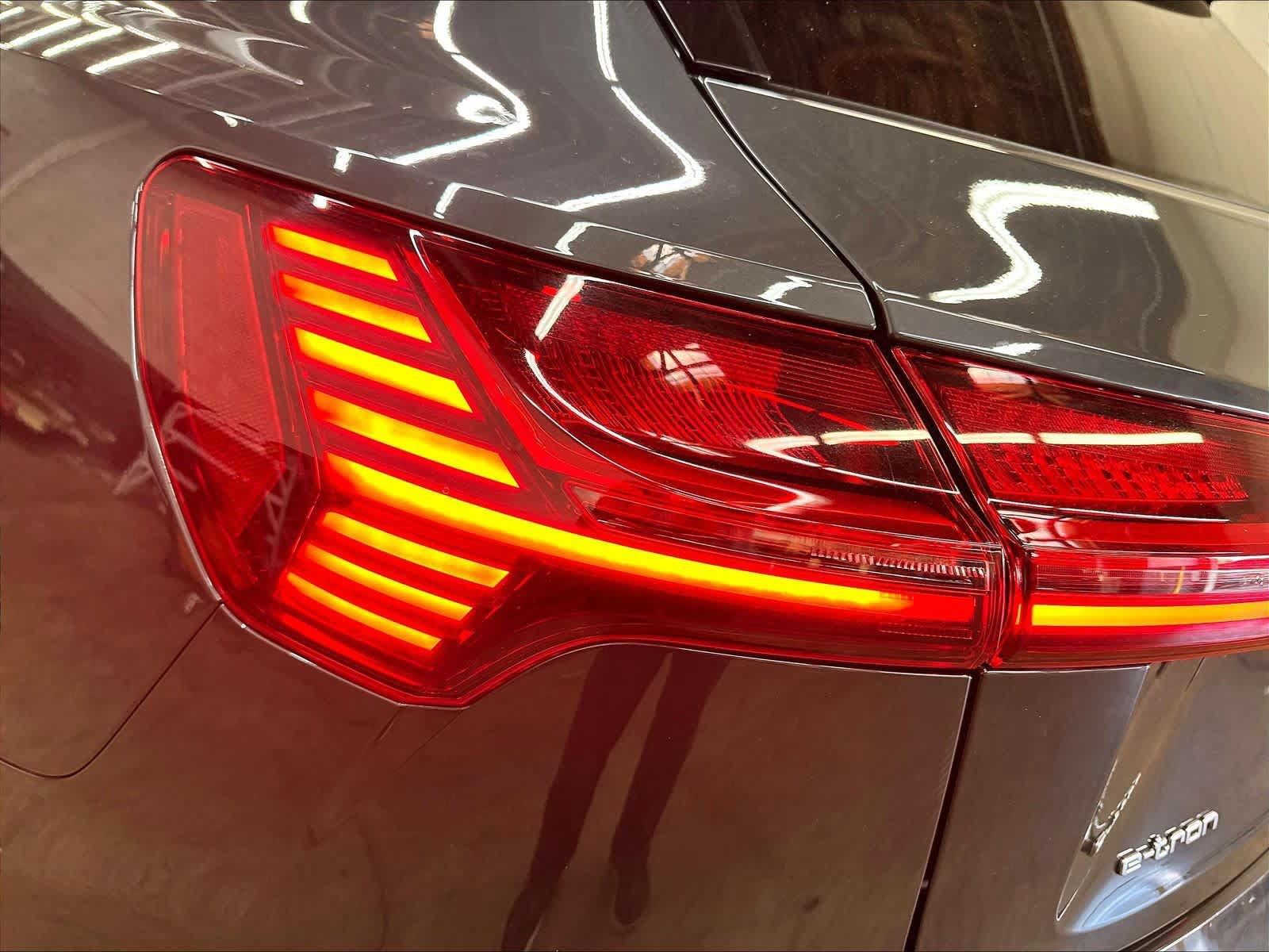 Used 2019 Audi e-tron Prestige w/ Prestige Package AWD/4WD image 32