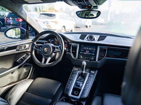 Used 2018 Porsche Macan Turbo AWD/4WD image 27