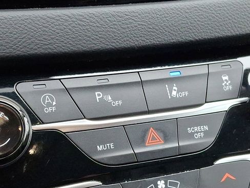 Used 2023 Chrysler Pacifica Touring-L image 25