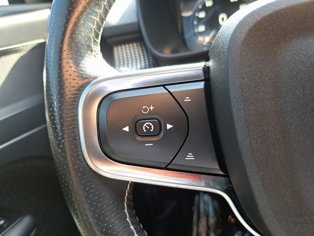 Used 2021 Volvo XC40 T4 R-Design w/ Climate Package FWD image 21