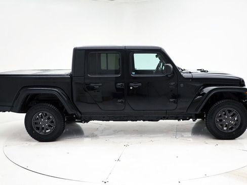 Used 2024 Jeep Gladiator Sport AWD/4WD image 3