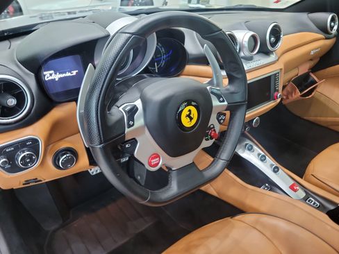 Used 2017 Ferrari California T RWD image 16