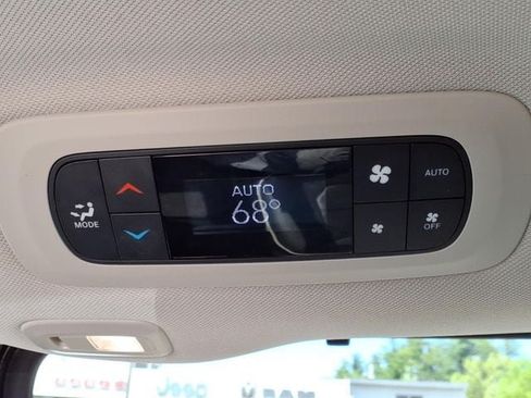 Used 2024 Chrysler Pacifica Limited FWD image 17