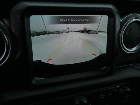 Used 2022 Jeep Gladiator Overland w/ Cold Weather Group image 33