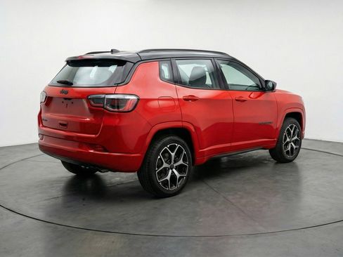 Used 2025 Jeep Compass Limited image 9