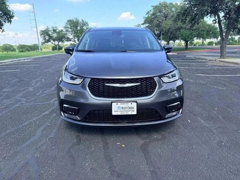 Used 2023 Chrysler Pacifica Touring-L FWD image 2