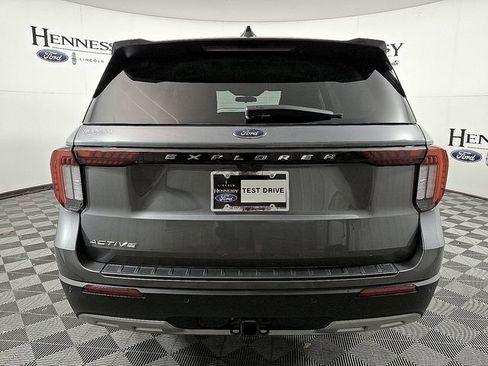 Used 2026 Ford Explorer Active w/ Active Comfort Package RWD image 5