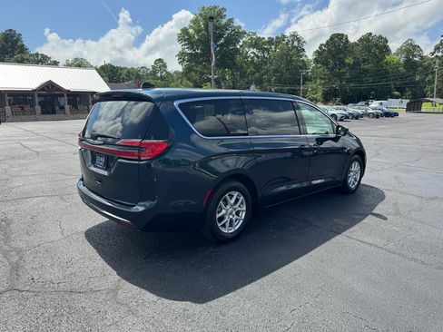 Used 2023 Chrysler Pacifica Touring-L FWD image 6