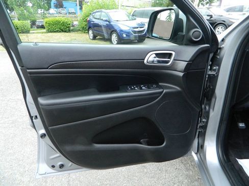 Used 2017 Jeep Grand Cherokee Altitude AWD/4WD image 22