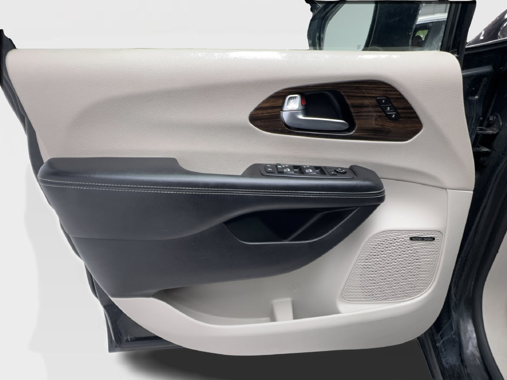 Used 2022 Chrysler Pacifica Limited FWD image 22