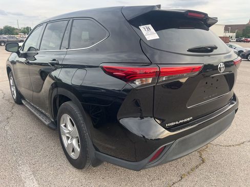 Used 2022 Toyota Highlander LE FWD image 6
