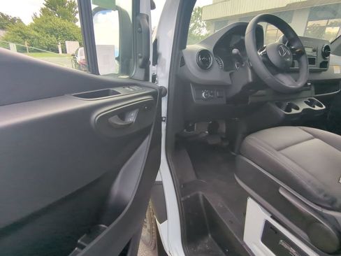 Used 2025 Mercedes-Benz Sprinter 2500 image 3