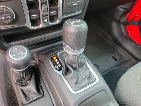 Used 2024 Jeep Wrangler Unlimited Sahara AWD/4WD image 11