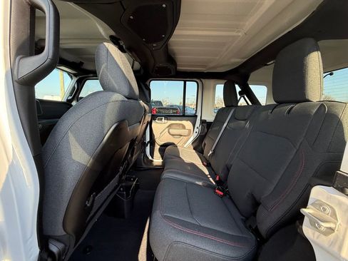 Used 2024 Jeep Wrangler Rubicon w/ Technology Group image 17