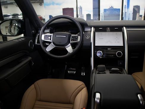 Certified 2025 Land Rover Discovery Dynamic SE image 17