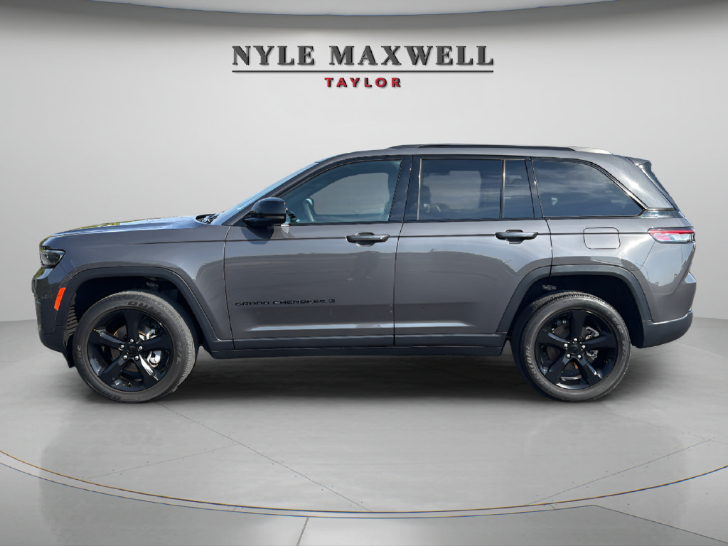 Used 2023 Jeep Grand Cherokee Altitude AWD/4WD image 10