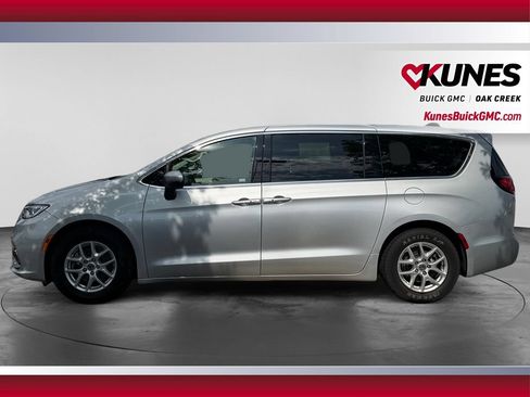 Used 2023 Chrysler Pacifica Touring-L FWD image 6
