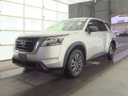 Used 2024 Nissan Pathfinder S image 2