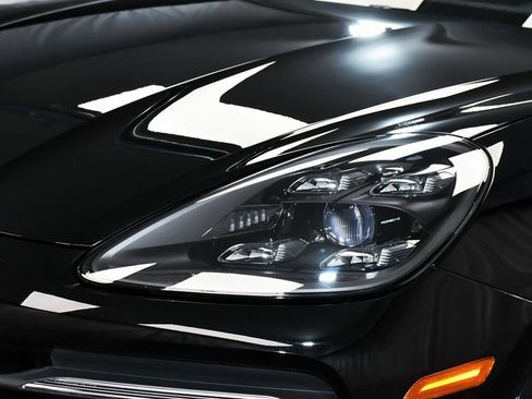 Used 2022 Porsche Cayenne Platinum Edition image 77