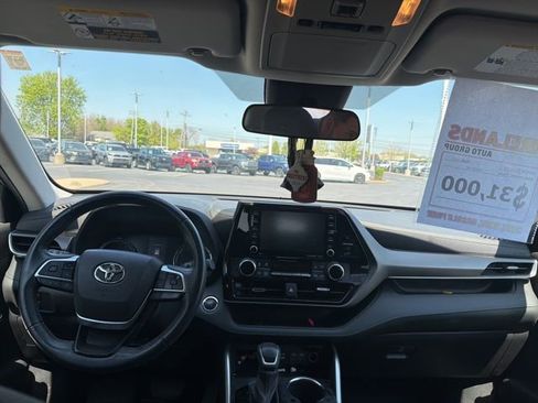 Used 2022 Toyota Highlander LE AWD/4WD image 12