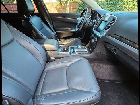 Used 2018 Chrysler 300 Limited image 33