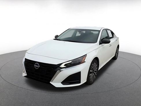 Used 2025 Nissan Altima 2.5 SV FWD image 5