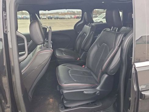 Used 2020 Chrysler Pacifica Limited image 9