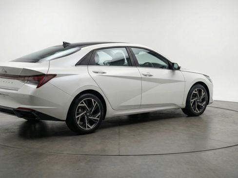 Used 2025 Hyundai Elantra SEL image 9