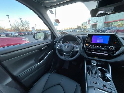 New 2026 Toyota Highlander XLE image 12